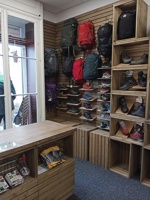 Regál na prodej batohů, sportovní obuvi a pohorek od JPL SKYWANDER